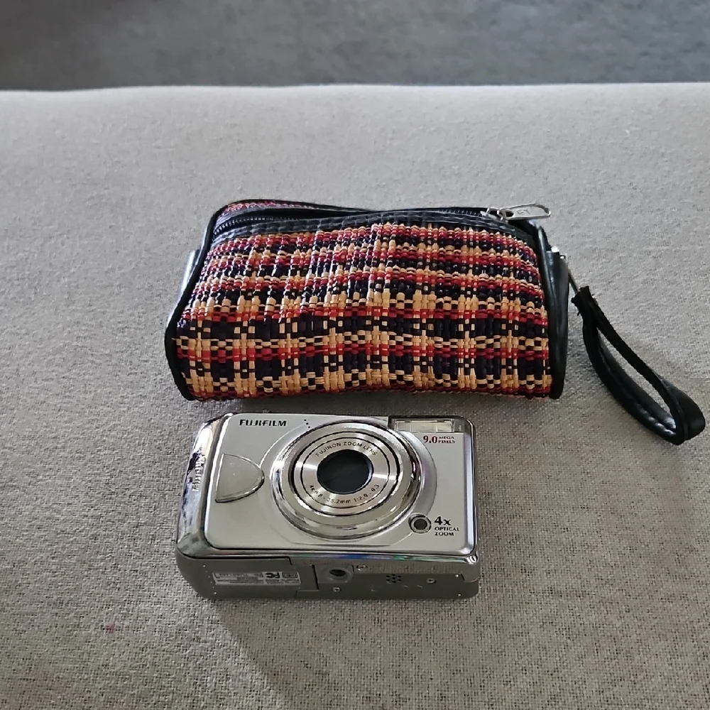 Fujifilm FinePix A920 Silver Compact Digital Camera with Woven Multicolor Case